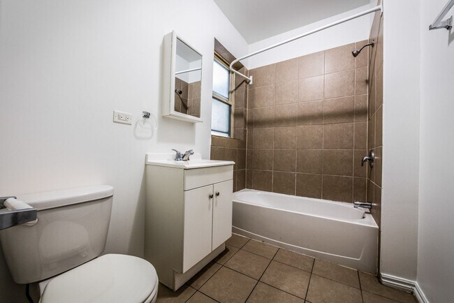 7954 S Justine St 1538-42 E 80th Chicago, IL 60620 in Chicago, IL - Foto de edificio - Building Photo