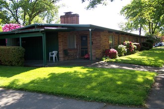 1908 Maple St in Longview, WA - Foto de edificio - Building Photo