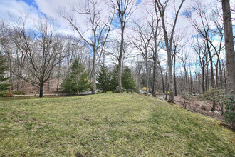 112 Birch Hill Rd in Weston, CT - Foto de edificio - Building Photo
