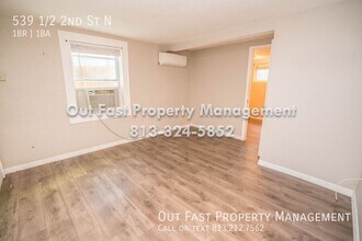 916 1/2 2nd St N in St. Petersburg, FL - Foto de edificio - Building Photo