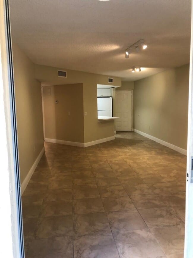 8343 Lake Dr, Unit 8343 LAKE DR MIAMI 33166 in Doral, FL - Foto de edificio - Building Photo