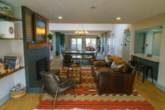 1034 Wagon Train Dr SE in Albuquerque, NM - Building Photo - Building Photo