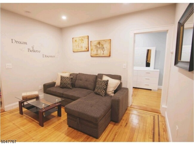 195 Bay St-Unit -3F in Jersey City, NJ - Foto de edificio - Building Photo