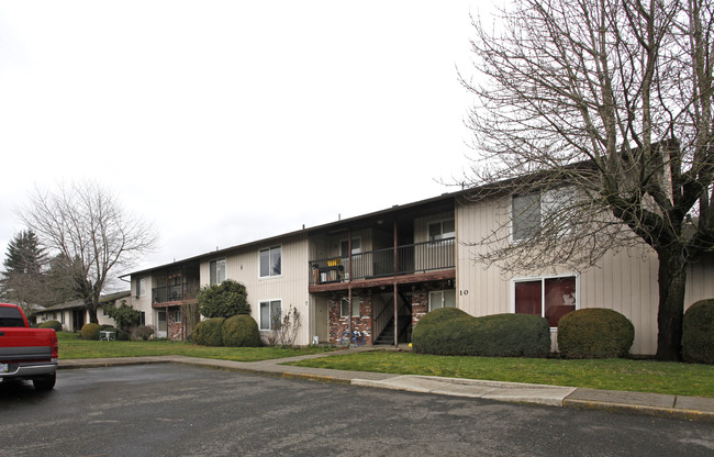 County Squire Apartments in Portland, OR - Building Photo - Building Photo