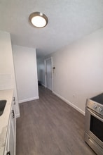 156 Main St, Unit B1 in Canton, CT - Foto de edificio - Building Photo