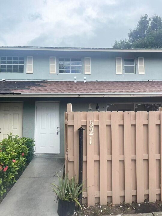 521 Cypress Way W in Palm Springs, FL - Building Photo