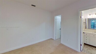 3556 SW 26th St in Miami, FL - Building Photo - Building Photo