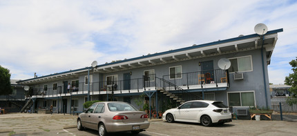 Johnston Park Apartments in Sacramento, CA - Building Photo - Building Photo