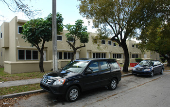 70-83 NW 35th St in Miami, FL - Building Photo - Building Photo