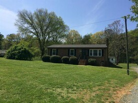 4004 Shannon Hill Rd in Columbia, VA - Building Photo