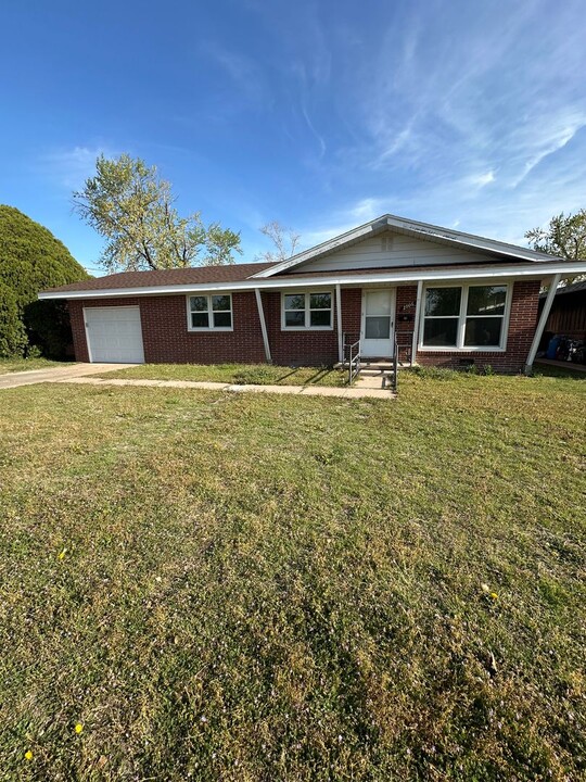 2906 24th St in Great Bend, KS - Building Photo