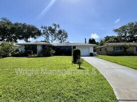 2323 Surrey Ln in Clearwater, FL - Building Photo