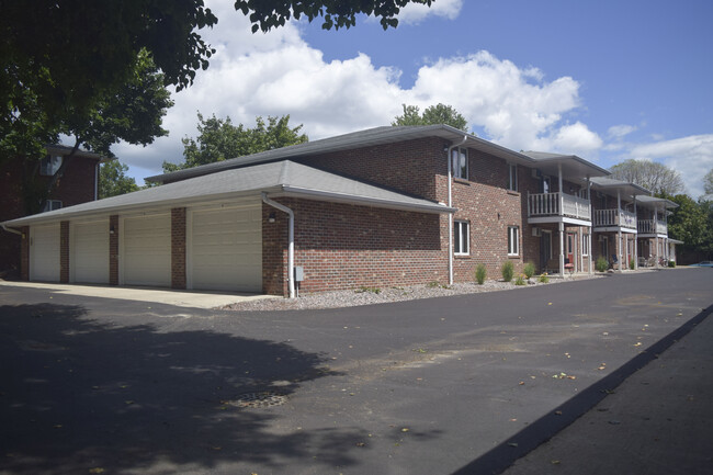 Perkins Heights in Green Bay, WI - Foto de edificio - Building Photo