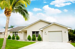 722 SE Thanksgiving Ave in Port St. Lucie, FL - Building Photo