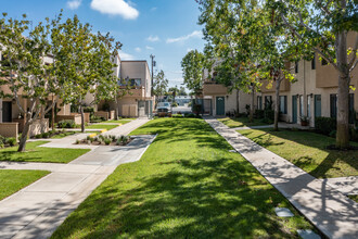 Wallace Court Apartments in Costa Mesa, CA - Foto de edificio - Building Photo