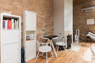 2300 W Wabansia Ave, Unit 326 in Chicago, IL - Foto de edificio - Building Photo