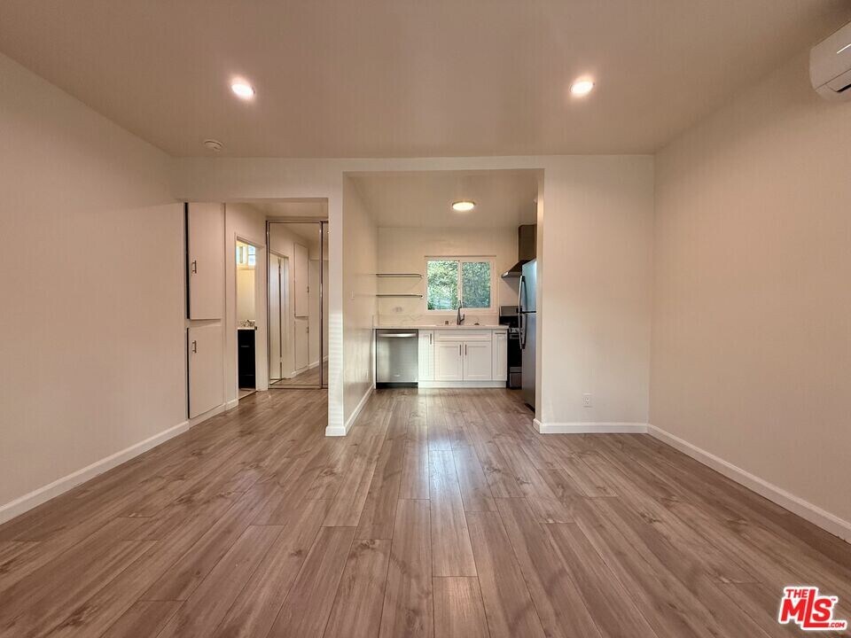 5246 Whitsett Ave in Los Angeles, CA - Building Photo