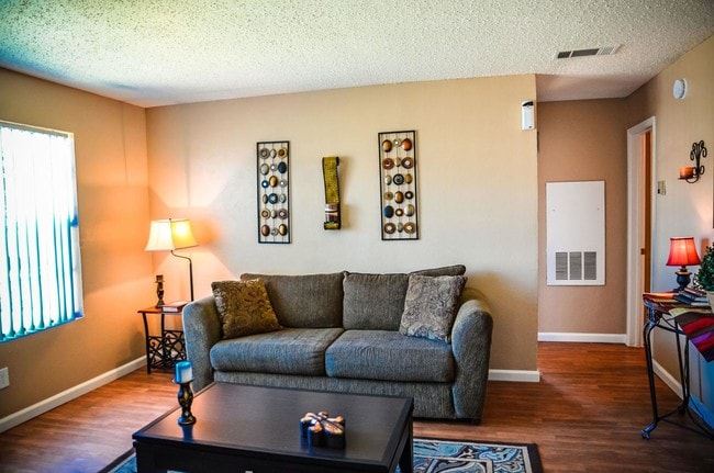Village Square Apartments in Irving, TX - Building Photo - Building Photo