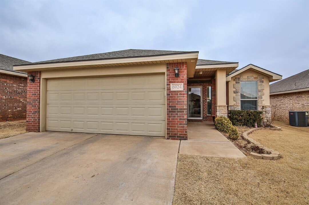 6924 95th St in Lubbock, TX - Building Photo
