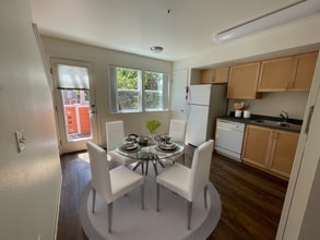 Sunset Creek Apartments in Fairfield, CA - Building Photo - Building Photo