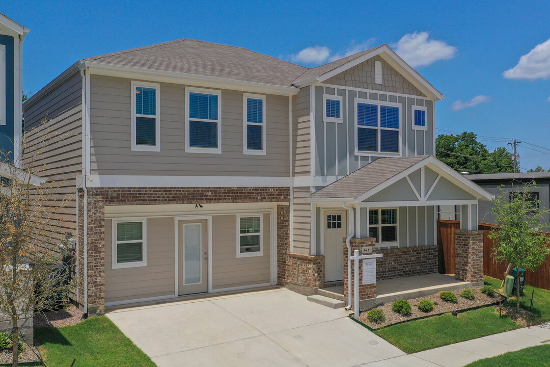 Legacy Pointe Homes in Lewisville, TX - Building Photo