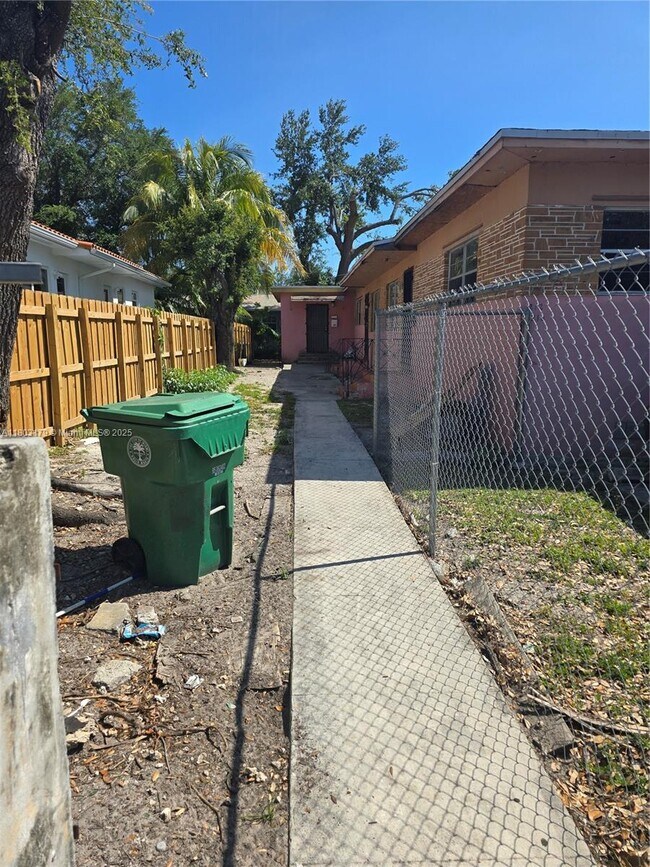 210 NW 69th St in Miami, FL - Building Photo - Building Photo