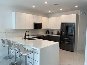 8779 NW 98th Ave in Doral, FL - Building Photo - Building Photo