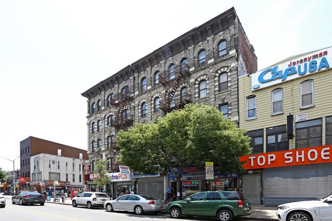 31-35 Graham Ave in Brooklyn, NY - Building Photo - Building Photo