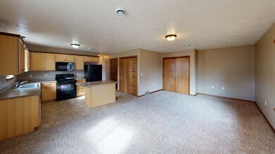 231 W 4th St in Tea, SD - Foto de edificio - Building Photo