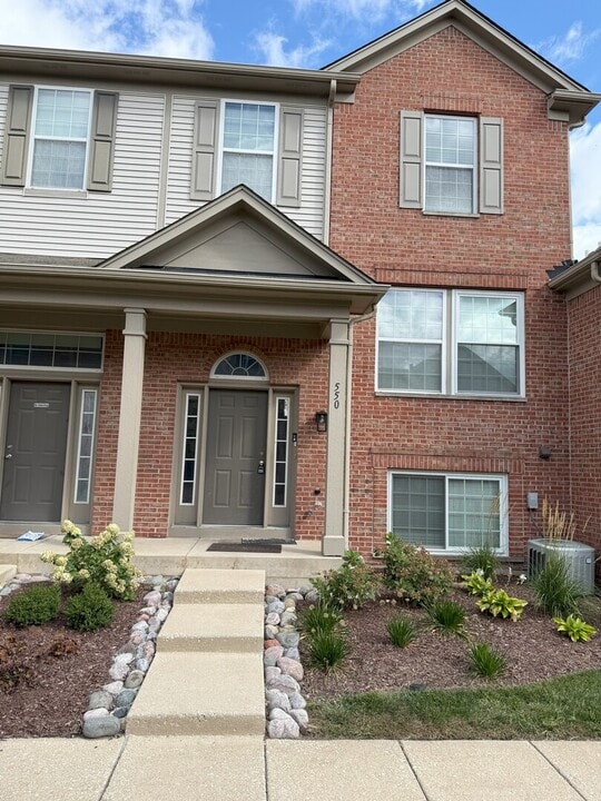550 Conservatory Ln in Aurora, IL - Building Photo