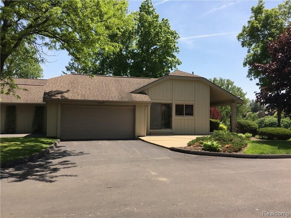 1829 Golf Ridge Dr in Bloomfield, MI - Building Photo