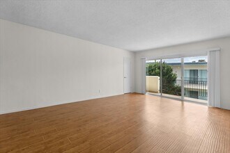 7749-7755 Saint Bernard St in Playa Del Rey, CA - Foto de edificio - Building Photo