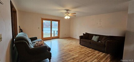 46 5th St, Unit West Apt in Narrowsburg, NY - Foto de edificio - Building Photo