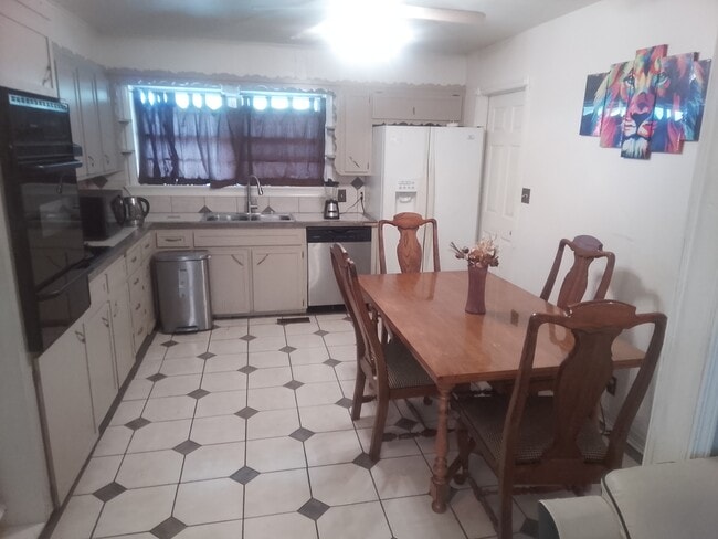 10208 E 7th St in Tulsa, OK - Foto de edificio - Building Photo