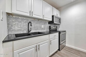 4231 N 13th Pl, Unit 110 in Phoenix, AZ - Building Photo - Building Photo