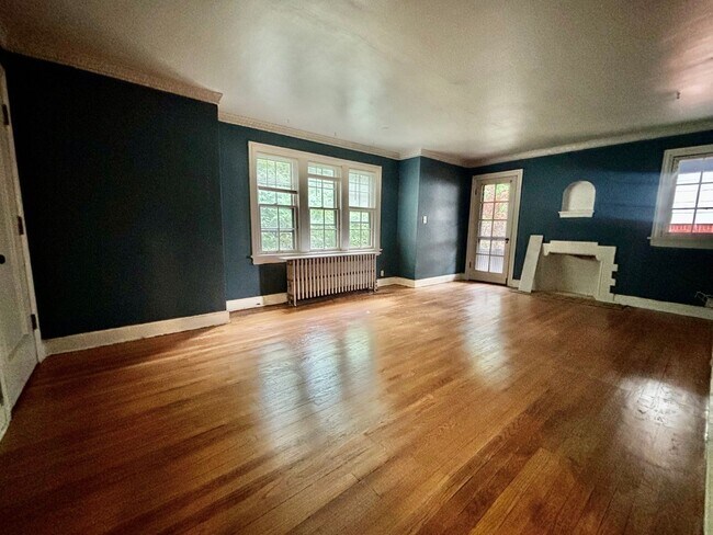 6038 Rockhill Rd in Kansas City, MO - Building Photo - Building Photo