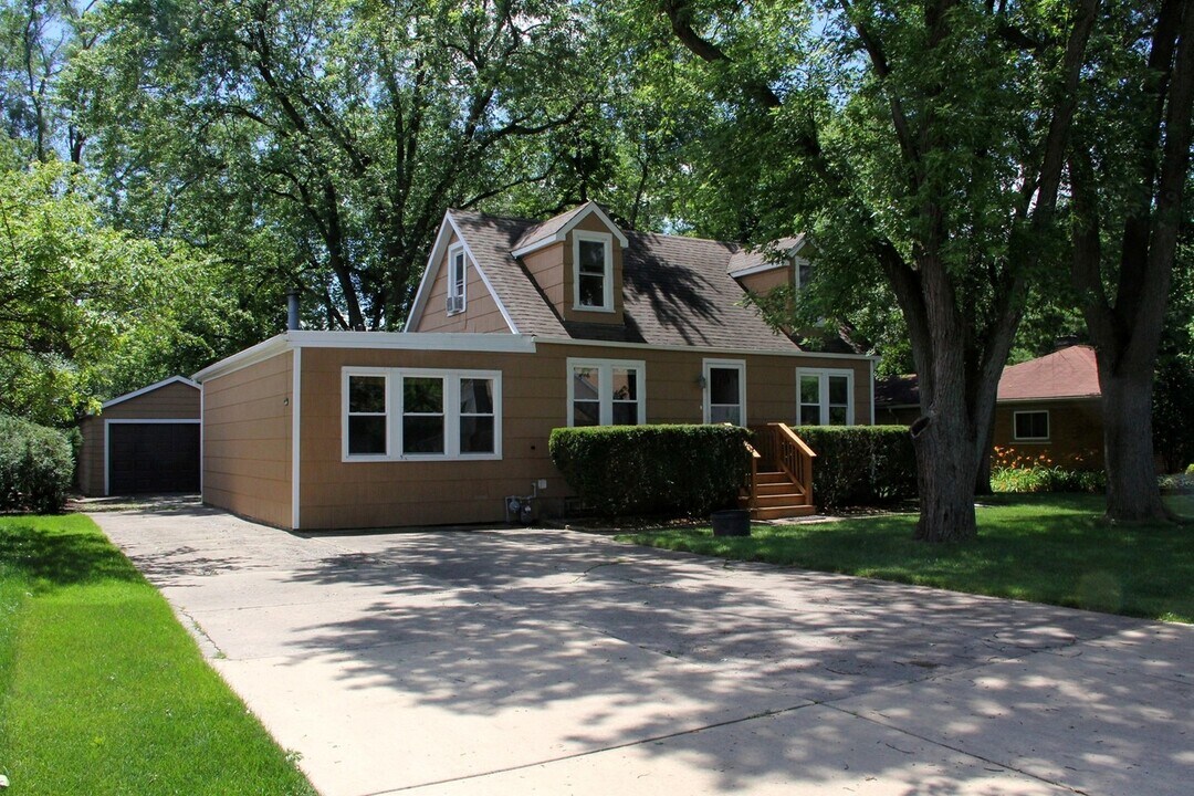 121 68th St in Darien, IL - Building Photo
