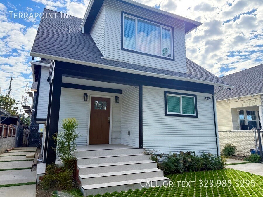 678 E 45th St in Los Angeles, CA - Foto de edificio