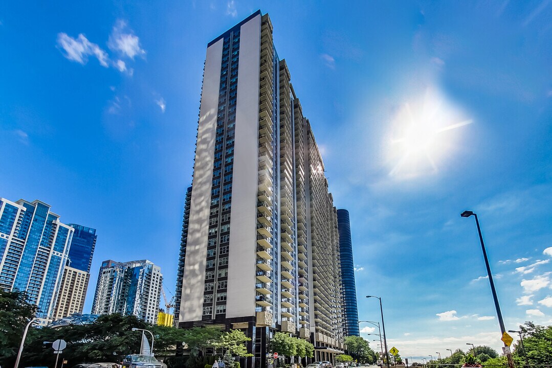 400 E Randolph St in Chicago, IL - Building Photo