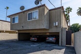14607 Gilmore St in Van Nuys, CA - Foto de edificio - Building Photo