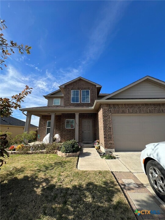 1057 Clarkston Dr in Seguin, TX - Building Photo