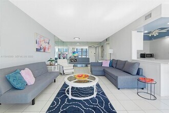 1000 Parkview Dr, Unit 518 in Hallandale Beach, FL - Foto de edificio - Building Photo