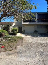 9175 Fontainebleau Blvd in Miami, FL - Foto de edificio - Building Photo