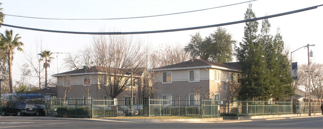 402 Carroll Ave in Sacramento, CA - Building Photo - Building Photo