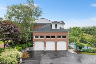35 Lake Ridge Rd in Southbury, CT - Building Photo - Building Photo