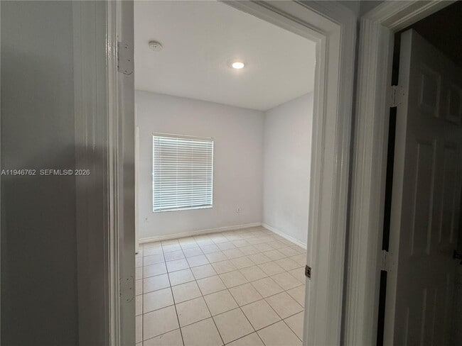 8245 NW 108th Ave in Doral, FL - Building Photo - Building Photo