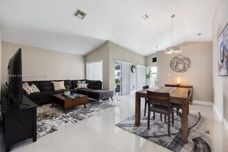 3506 NW 79th Way in Hollywood, FL - Foto de edificio - Building Photo