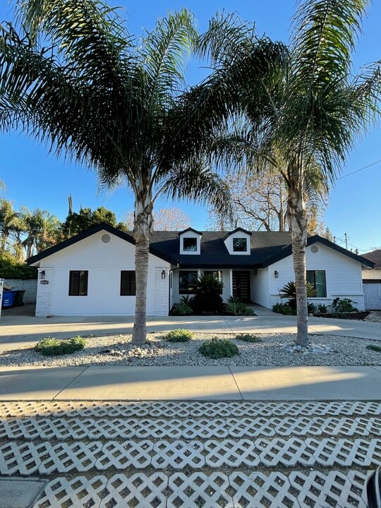 18238 Arminta St in Reseda, CA - Building Photo