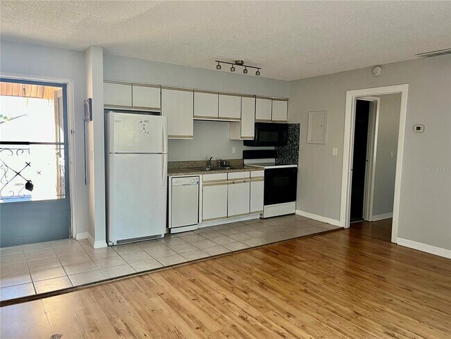 2701 Hidden Lake Dr N in Sarasota, FL - Building Photo - Building Photo