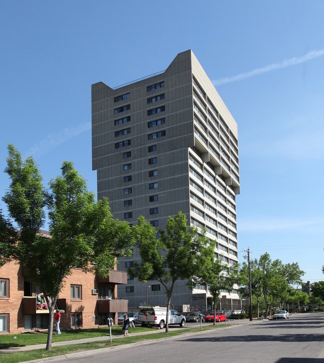 Chateau Student Housing Cooperative in Minneapolis, MN - Foto de edificio - Building Photo